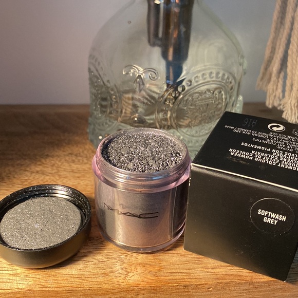 COPY - NWB RARE MAC COSMETICS “SOFTWASH GREY” PIGMENT - Picture 2 of 3